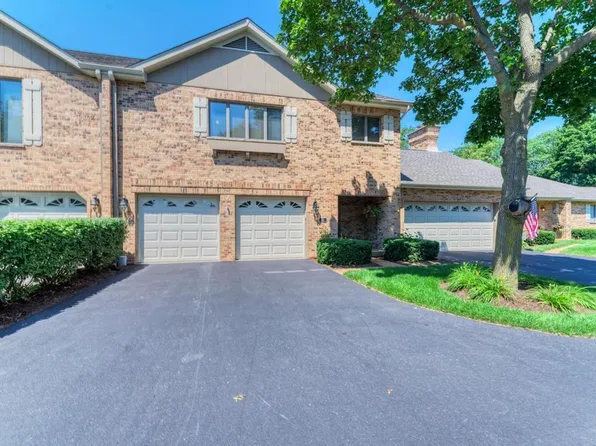81 Country Club Dr, Bloomingdale, IL 60108