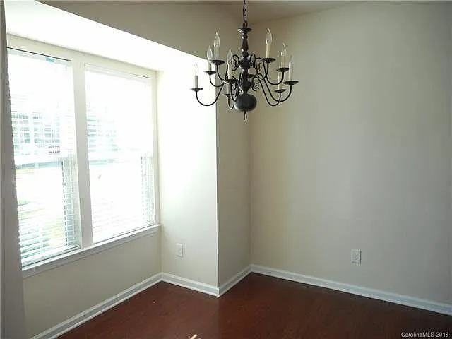 3 bed, 2.5 bath, 2200 sqft, $2,400 — Photo 3