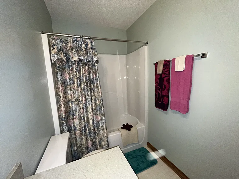 Shared Bathroom Fresh, Simple, and Easy to Maintain