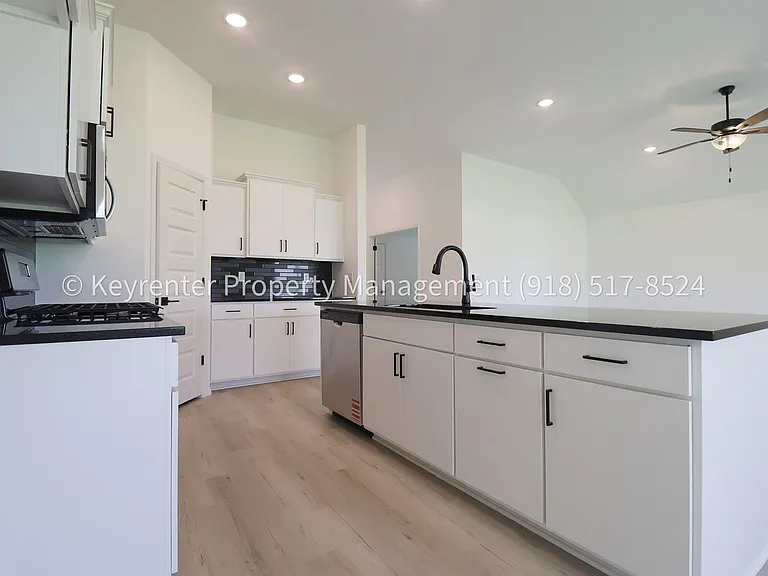2908 S Redwood Ave — Photo 12