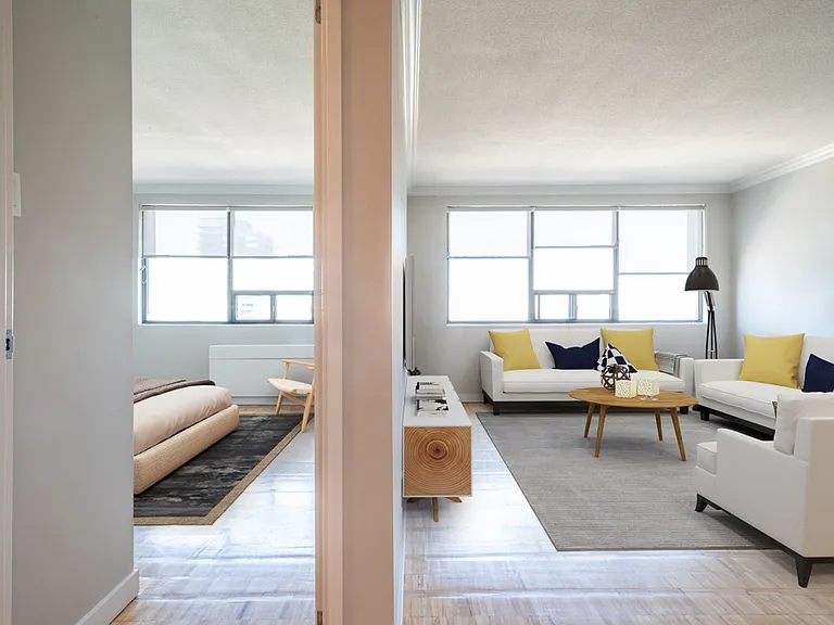 88 Bloor St E — Photo 3