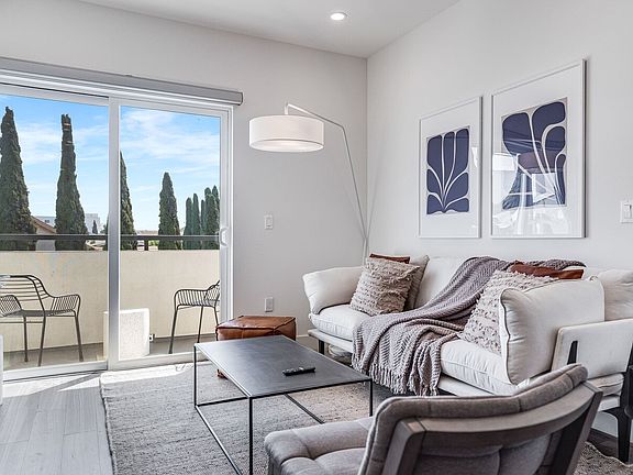 3+3 - Living Room Layout with Balcony