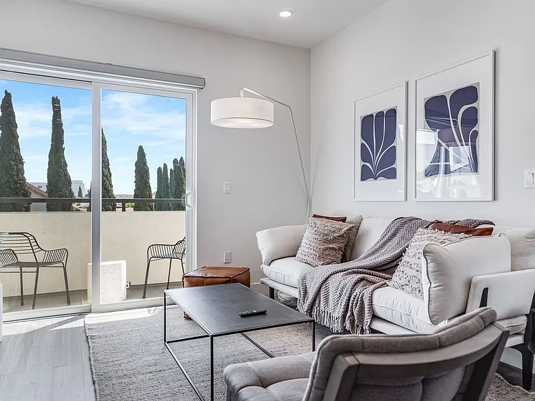 3+3 - Living Room Layout with Balcony