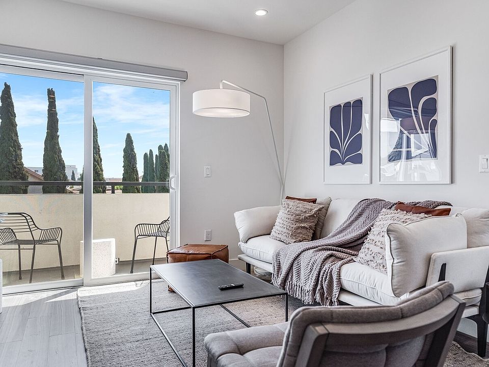 3+3 - Living Room Layout with Balcony