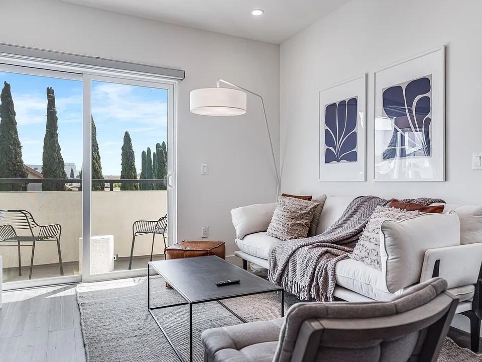 3+3 - Living Room Layout with Balcony