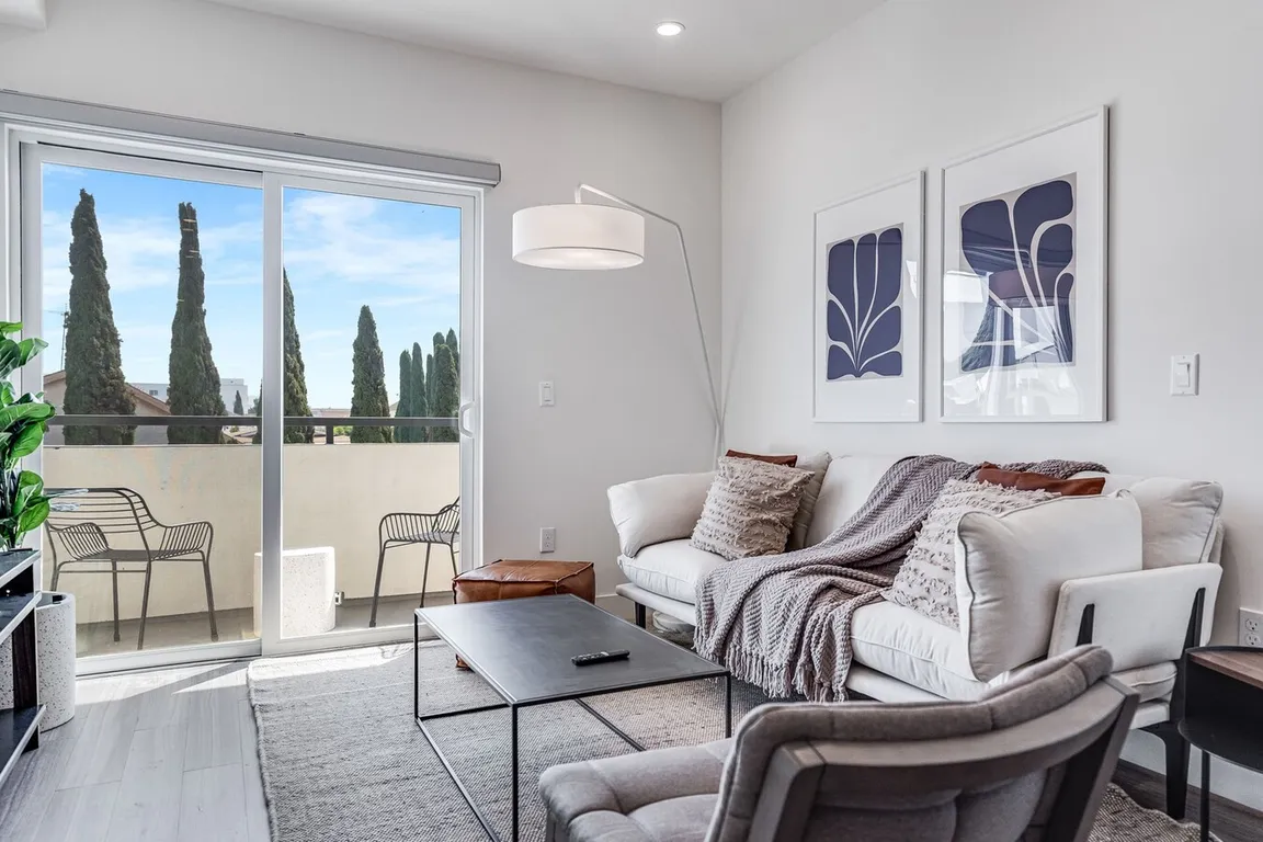 3+3 - Living Room Layout with Balcony