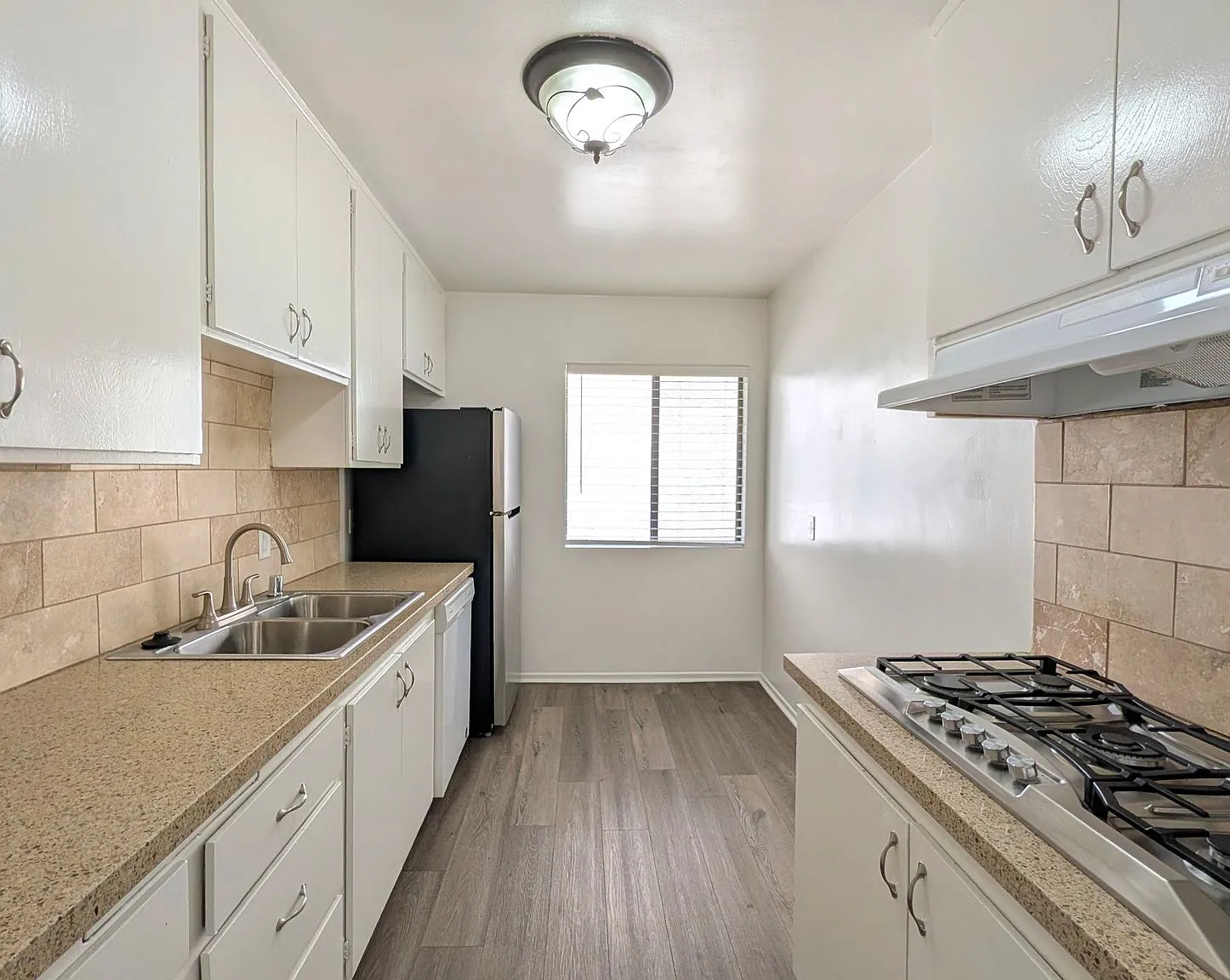 Dickens Garden Apartments — Photo 3