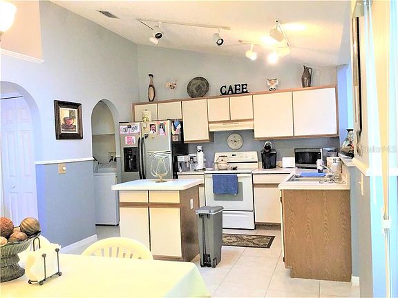 4th image of 608 Armadillo Dr