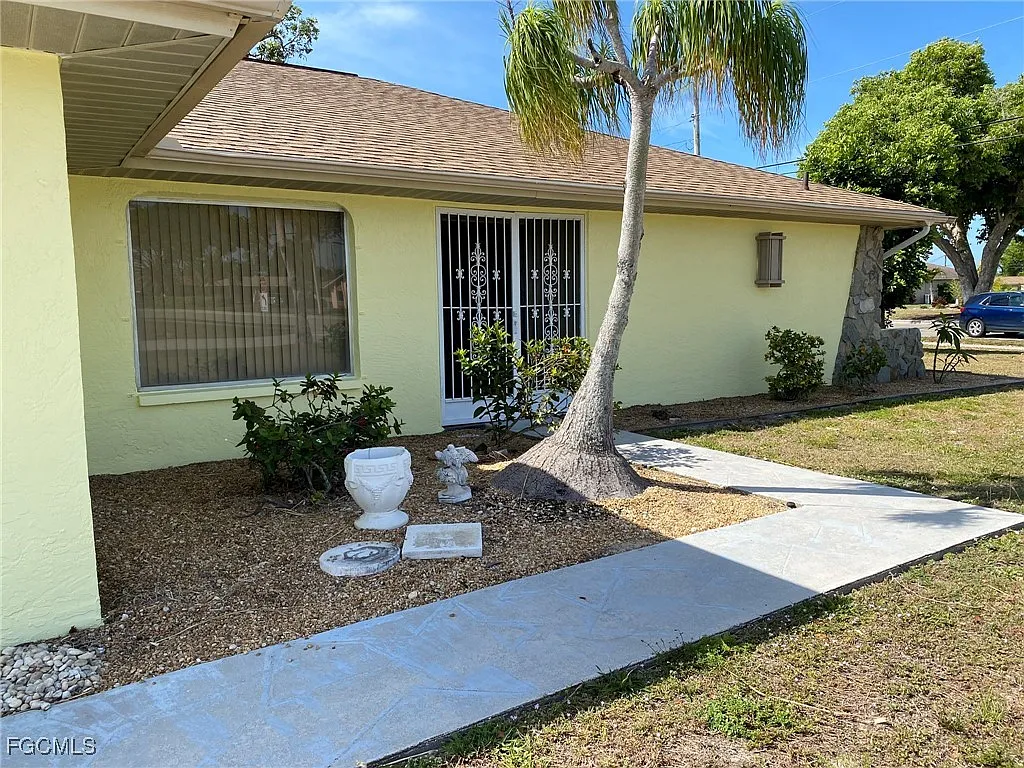 3 bed, 2.0 bath, 1776 sqft, $2,100 — Photo 2