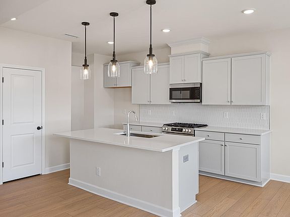 3rd image of 316 Longleaf Gln