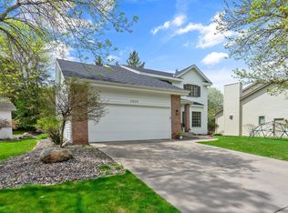 11925 Saint Albans Hollow Dr, Minnetonka, MN 55305