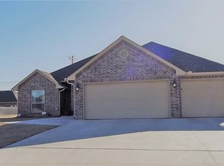 848 SW 10th St, Moore, OK 73160