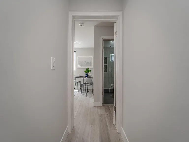 1323 1/2 Bates Ave — Photo 10