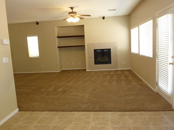 Living Rm Gas Fireplace 