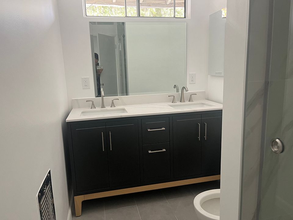 Double Vanity in bathroom