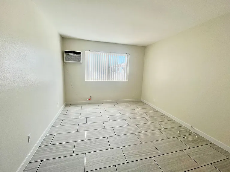820 Glenoaks Apartments — Photo 21