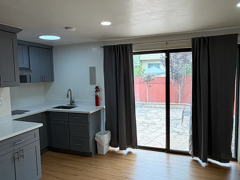 494 Florence St — Photo 8