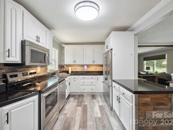 327 Holly Dr, Mount Holly, NC 28120