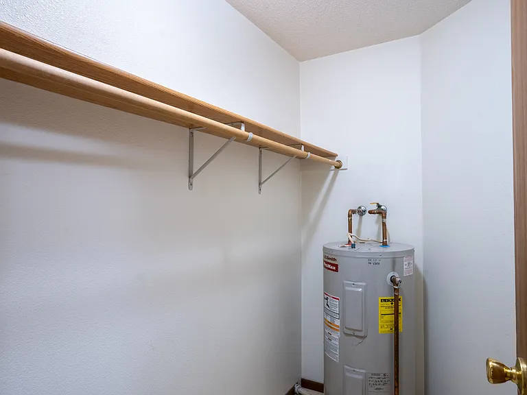 Fargo, ND Brownstone Apartments | 21C | Closet