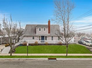 96 Warwick Rd, Island Park, NY 11558