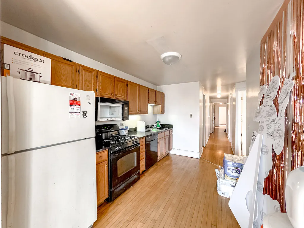 Outstanding 4 Bed, 2 Bath at Sheridan + Columbia (Rogers Park) — Photo 3