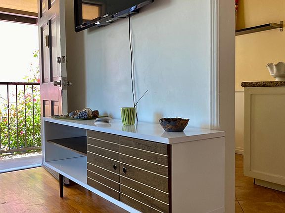 4th image of 6111 1/4 Alcott St