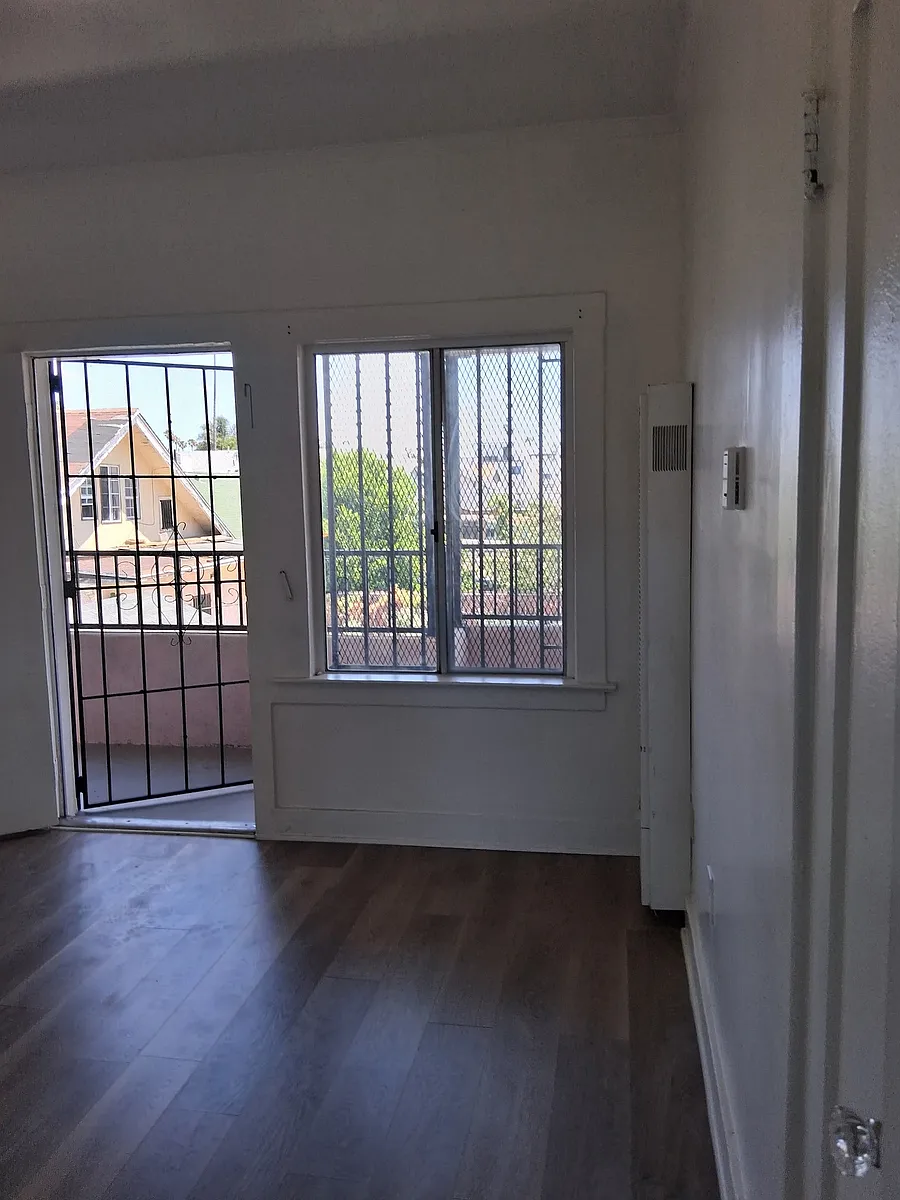 Building Photo - 712 W 47th St #1