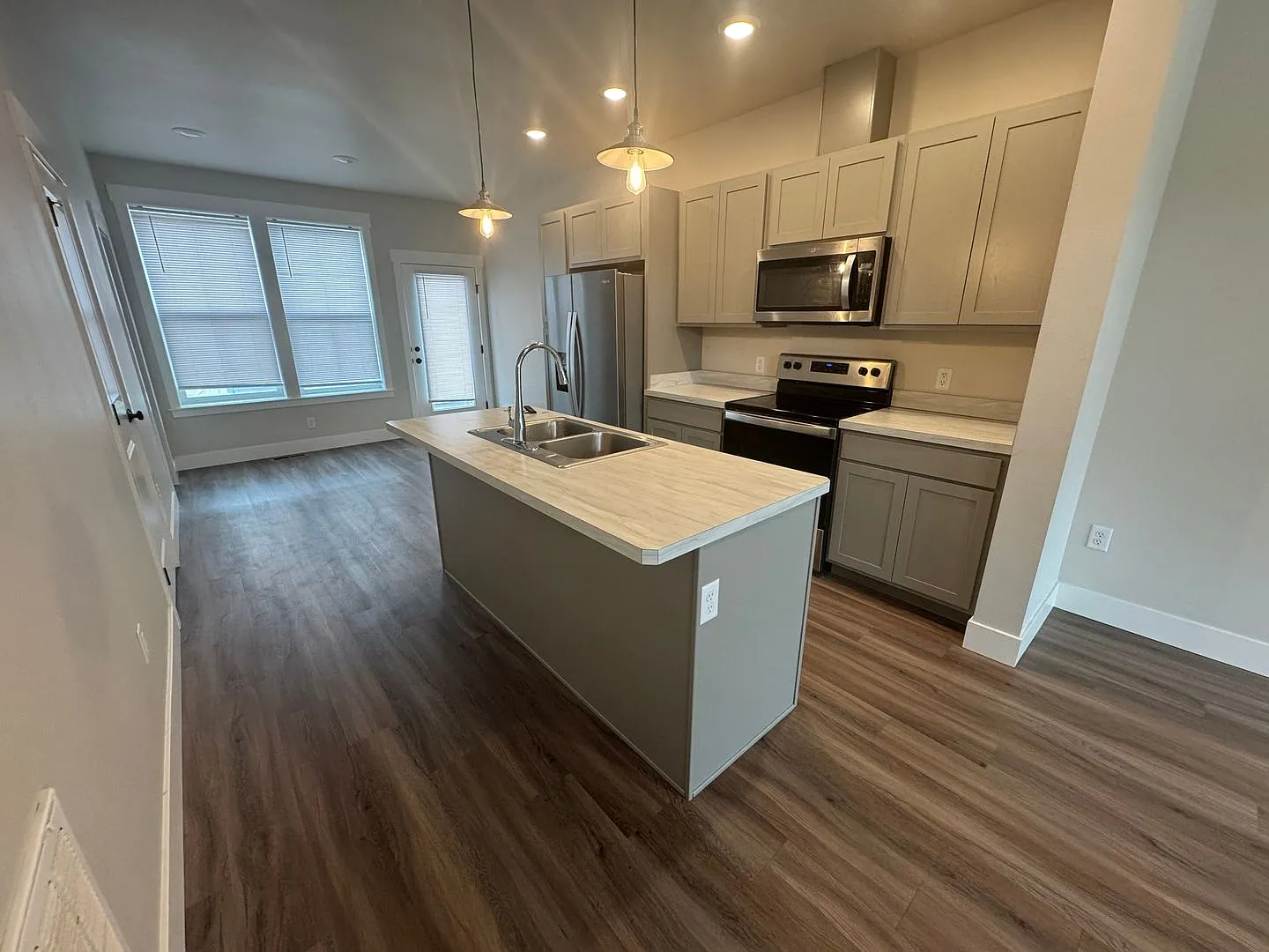 Bright & Modern Annafeld Townhome Living — Photo 1