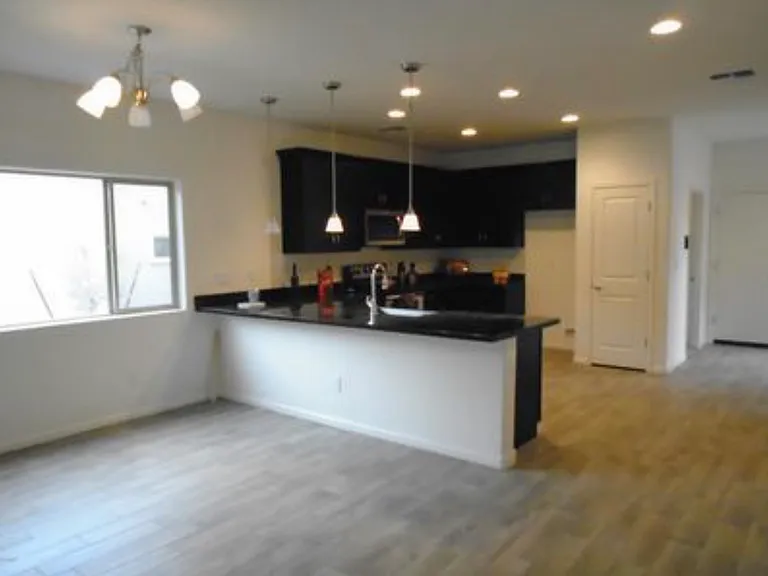 1824 W Pollack St — Photo 2