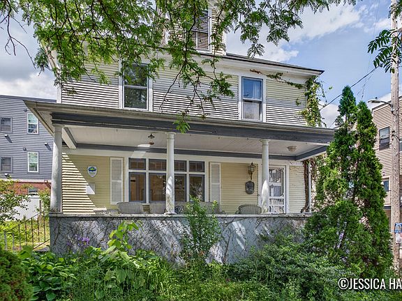 3rd image of 211 Trowbridge St NE