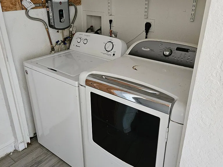 406 E Wickieup Ln — Photo 9