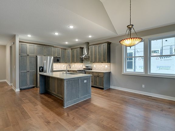 2nd image of 2416 Pond Cir