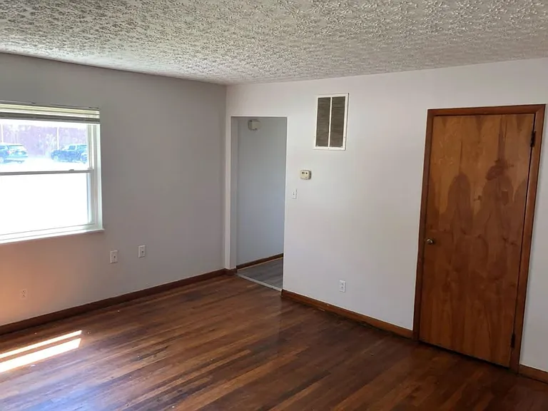 331 S Walnut St — Photo 4