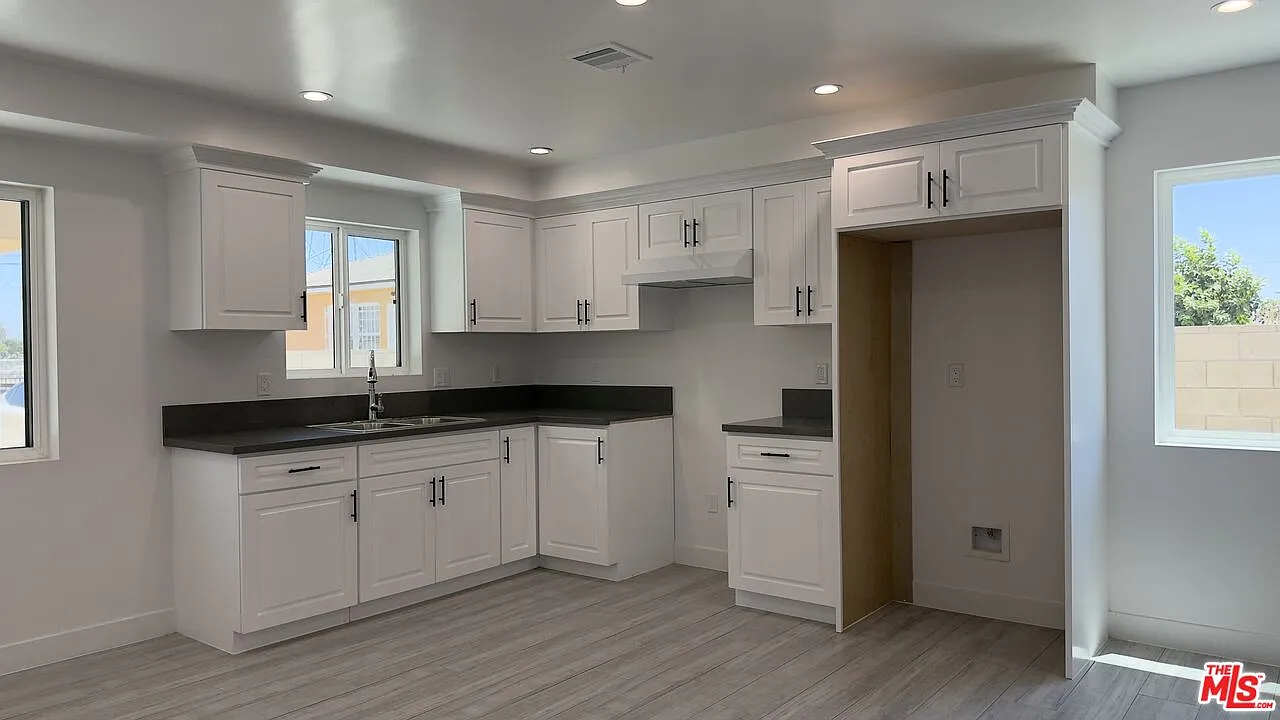 3 bed, 3.0 bath, 1173 sqft, $3,400 — Photo 2