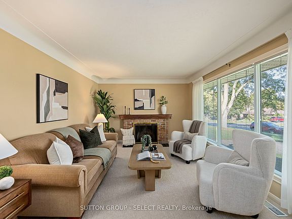 4th image of 379 Willard Cres