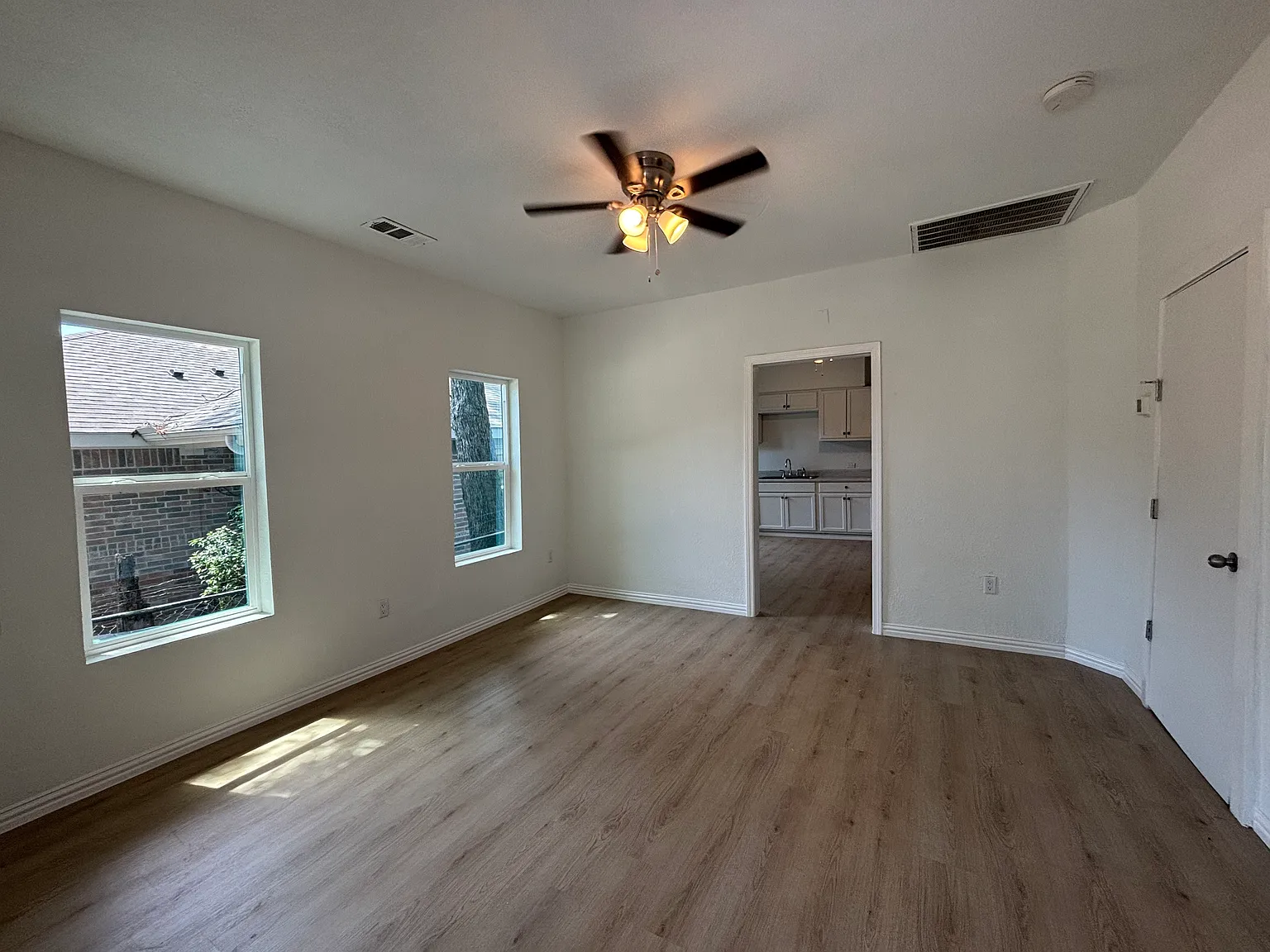 2 bed, 832 sqft, $1,900 — Photo 2