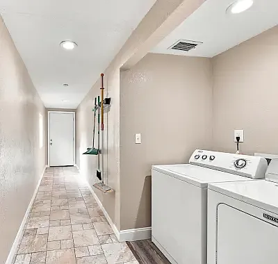 1201 E Chelsea St — Photo 24