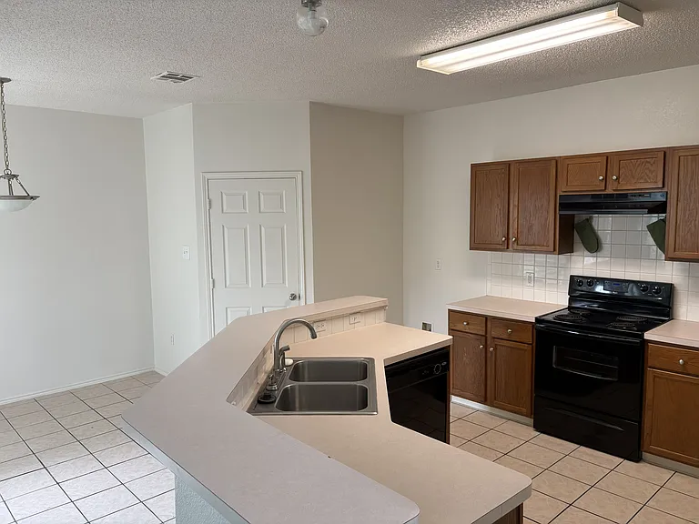 1415 Vanderbilt Ln — Photo 9