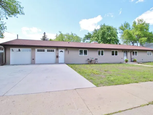607 10th St NE, Minot, ND 58703