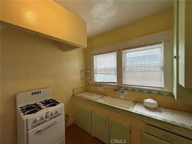 384 W 15th St — Photo 11