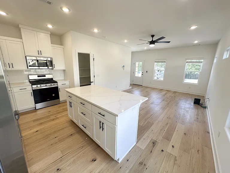 1703 W Holly St — Photo 15