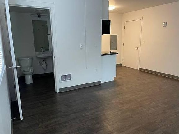 5th image of 2202 E Olive St Unit 201