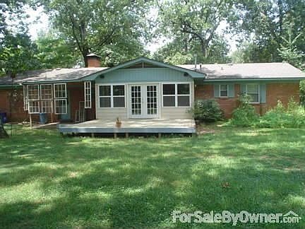 Large, Shady Back Yard : Great for playing ball or get togethers! Established, producing garden. Fen