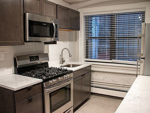 3rd image of 823 W Buena Ave #204