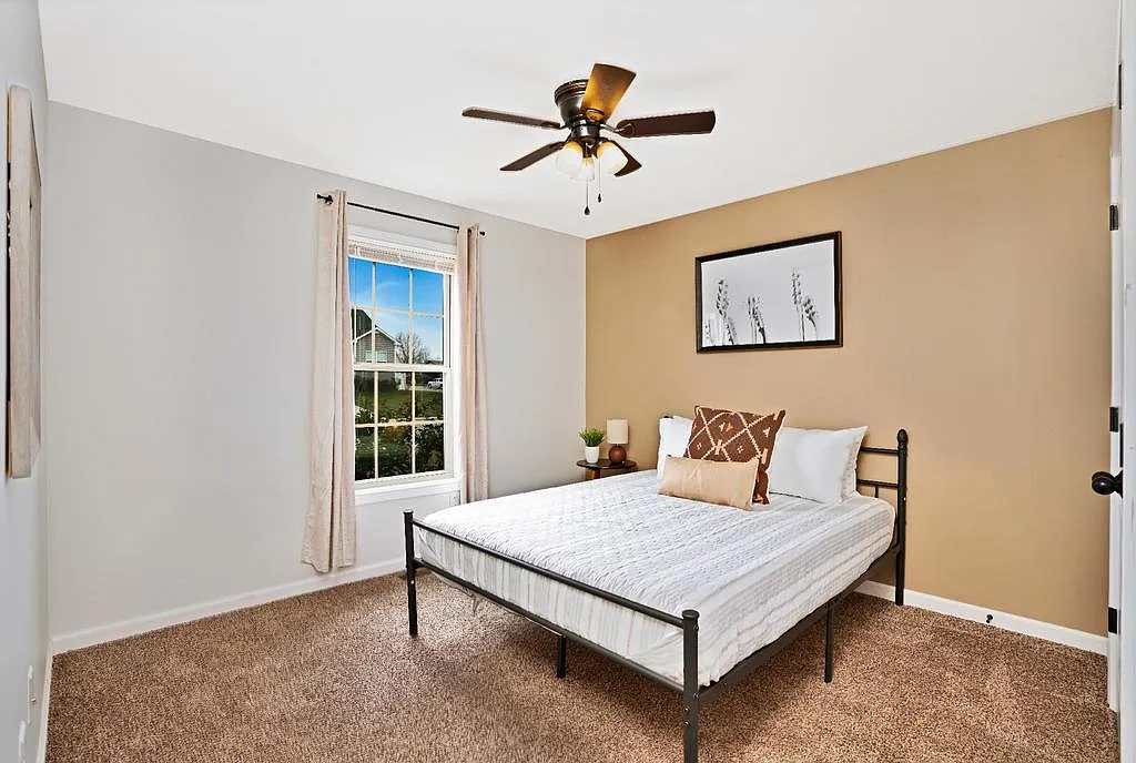 3 bed, $3,302 — Photo 3
