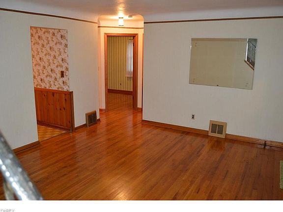 5th image of 28610 Lake Shore Blvd