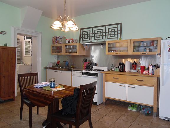 3rd image of 35 Waverly St APT 2