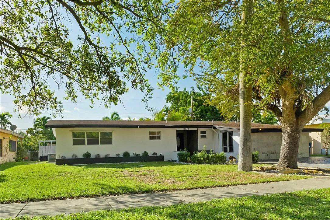 5 bed, 3.0 bath, 2700 sqft, $10,000 — Photo 2
