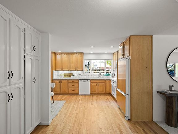 5th image of 1168 Ravenscourt Ave