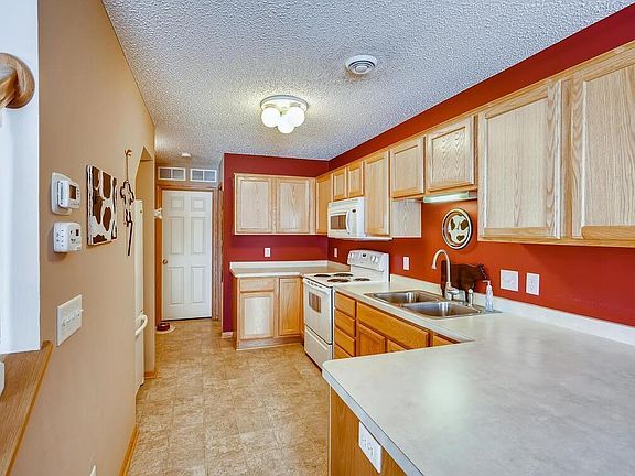 5th image of 2577 Yellowstone Dr